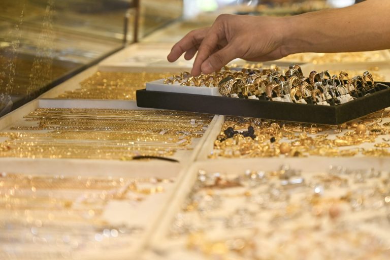 سعر الذهب اليوم الاثنين.. عيار 21 يسجل 6 آلاف جنيه بدون مصنعية
