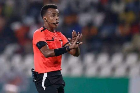 قرار غامض يهز الأوساط الرياضية.. حرمان حكم دولي صومالي من المشاركة في كأس العالم