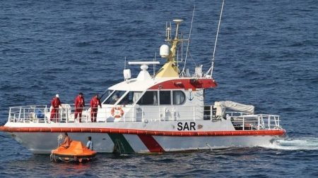 مأساة في البحر المتوسط.. إيطاليا تواصل البحث بعد انتشال 10 جثث وإنقاذ 48 مهاجرًا