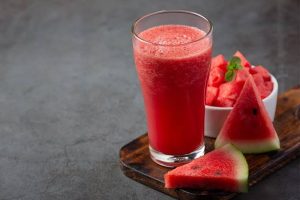 كنز طبيعي في منزلك.. كيف يحميك عصير البطيخ من أمراض القلب؟