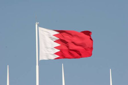 الدفاعات الجوية البحرينية تتصدى لهجمات بالصواريخ والطائرات المسيرة