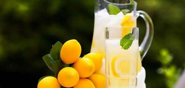 فوائد شرب الماء بالليمون صباحاً في تعزيز ترطيب الجسم وحيويته