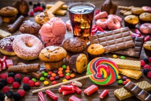 الحلويات تدمر جسمك بصمت.. أضرار صادمة يحذر منها الأطباء