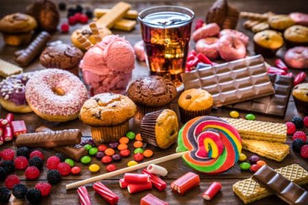 الحلويات تدمر جسمك بصمت.. أضرار صادمة يحذر منها الأطباء