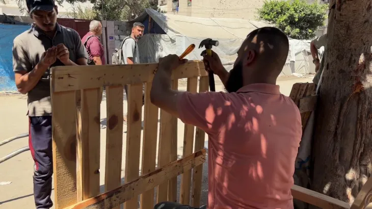 سوق العمل في غزة ينهار والخريجون يصنعون فرصهم بأنفسهم
