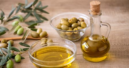 مفاجأة لا يعرفها الكثيرون.. ماذا يفعل زيت الزيتون بجسمك عند تناوله يوميًا؟