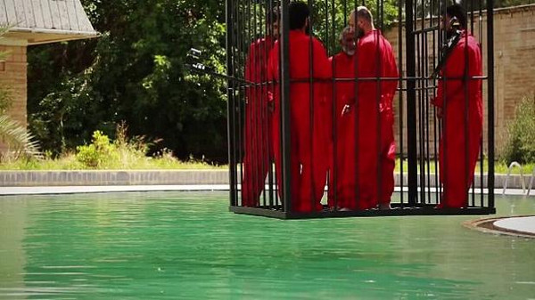 داعش يغرق مدنيين.. بعد حبسهم داخل قفص