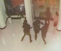 شاهد ماذا يحدث عندما يقع لص في أيدي النساء؟