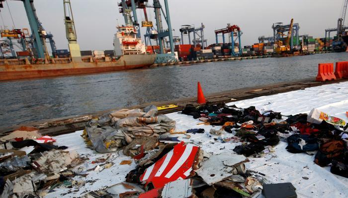 إندونيسيا تعلن وقف عمليات البحث عن جثث ركاب الطائرة المتحطمة