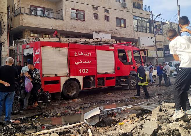 أحياء تحت الأنقاض.. بلا نجدة