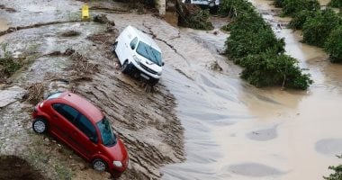 عواصف مفاجئة تشل إسبانيا.. سيول وفيضانات