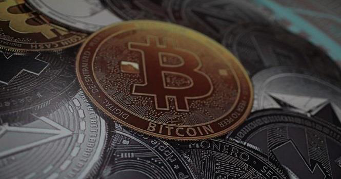 تراجع بيتكوين بسبب الفائدة الأمريكية