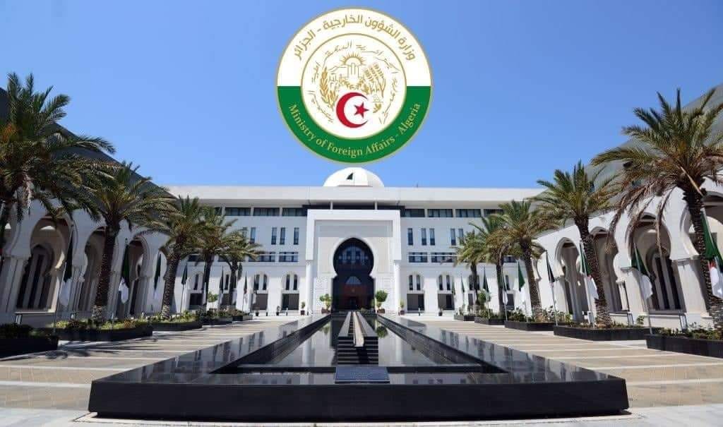 الجزائر تتعهد بحماية رعاياها في فرنسا