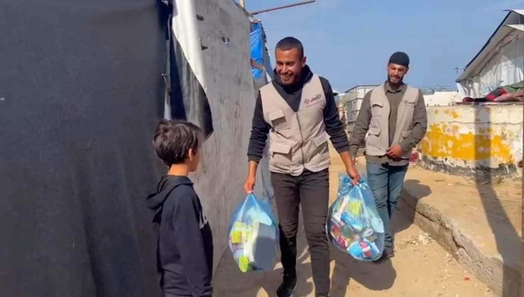 مصر تواصل دعمها للفلسطينيين بتوزيع طرود غذائية عاجلة