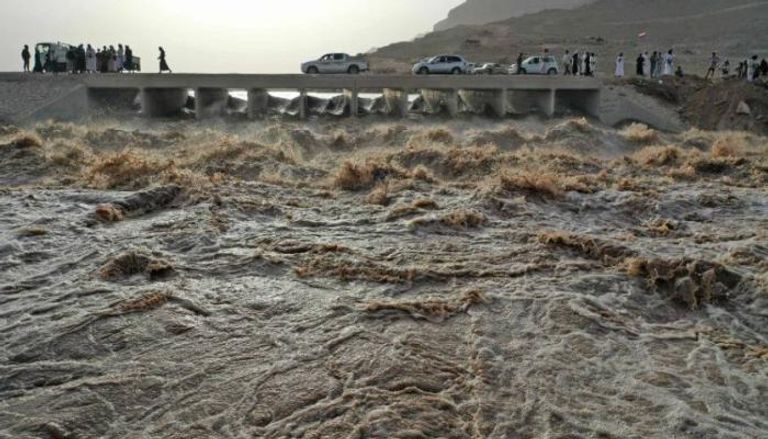 اليمن تغرق: سيول جارفة وأمطار غزيرة تقتل وتدمر المنازل