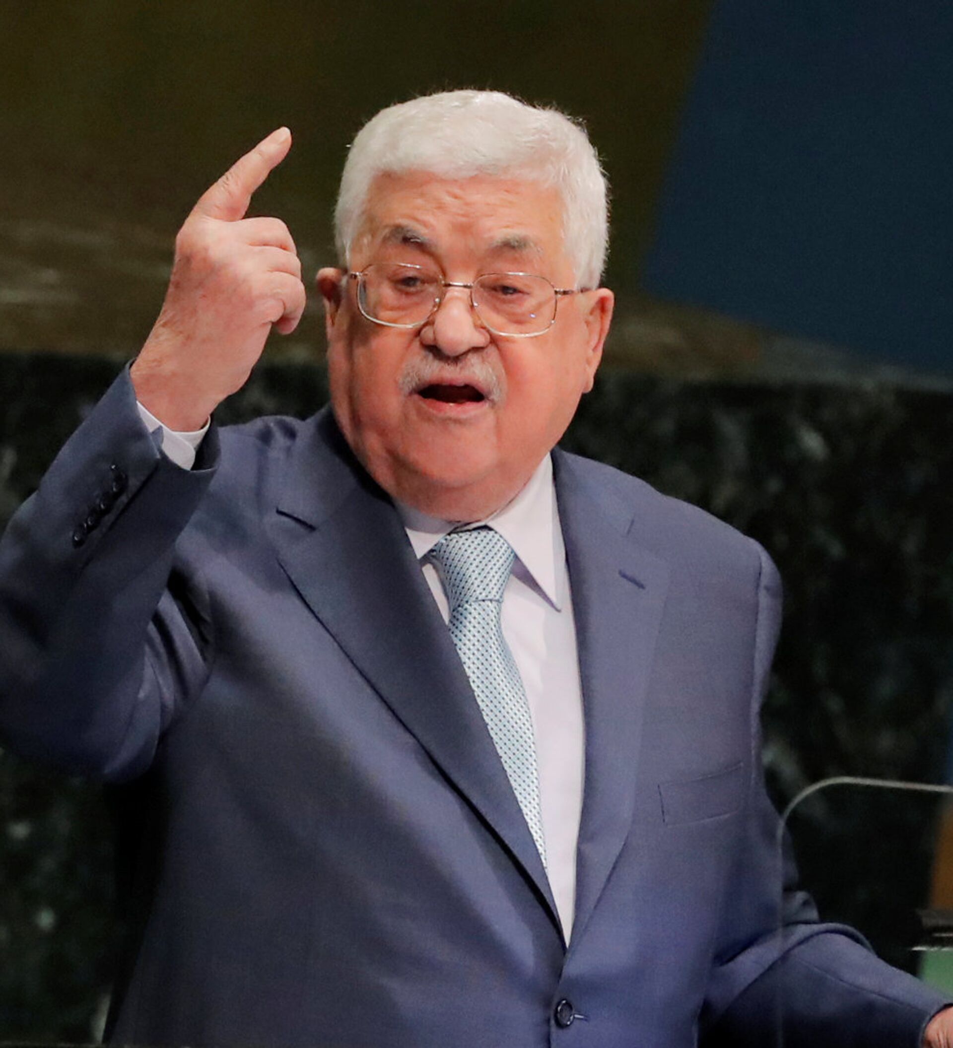 عباس يرحب برد حماس ويدعو لوقف النار فورا