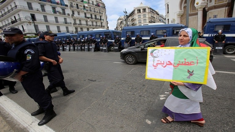 القضاء الجزائري يحقق في قضية وفاة “سجين رأي”