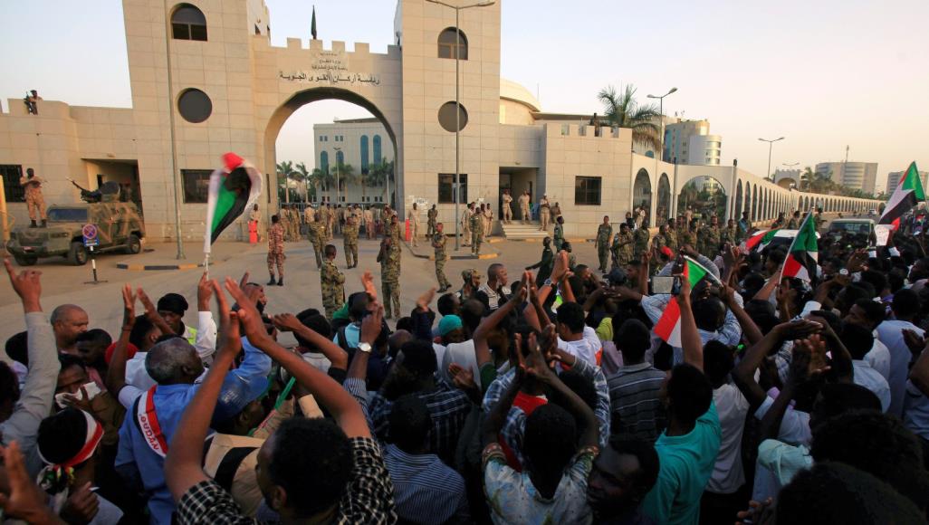 عسكر السودان يلوحون بانتخابات والحراك يهدد بالعصيان المدني