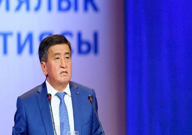 رئيس قرغيزستان يستقيل من منصبه في أعقاب احتجاجات واسعة