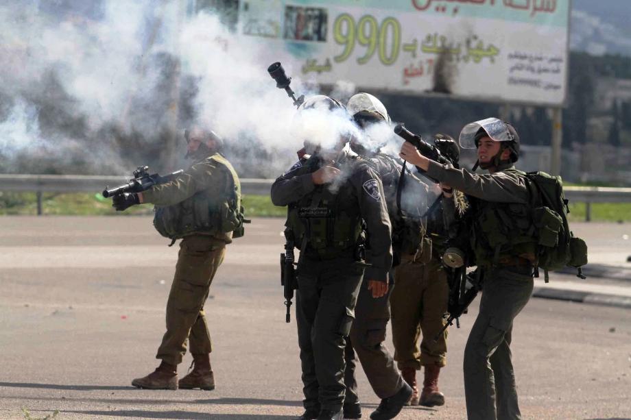 قوات الاحتلال أقتحمت بلدة دورا الفلسطينية بالقنابل الصوتية والغاز المسيل للدموع