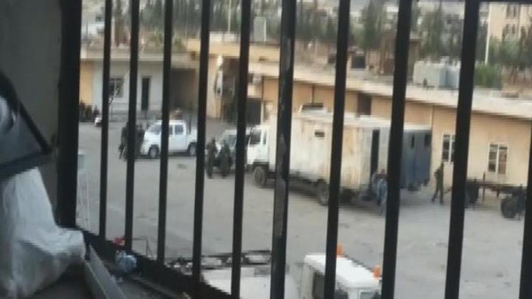 سجن حماة.. المعتقلون يأسرون قائده و8 من رجاله