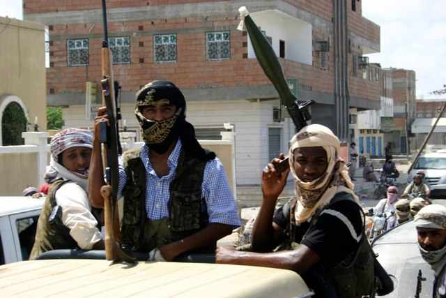 اليمن:مسلحى القاعدة ينسحبون من المرافق الحكومية فى أبين