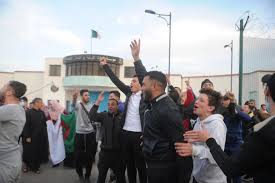 الجزائر تفرج على عدد من معتقلي الحراك قبيل ذكراه الثانية