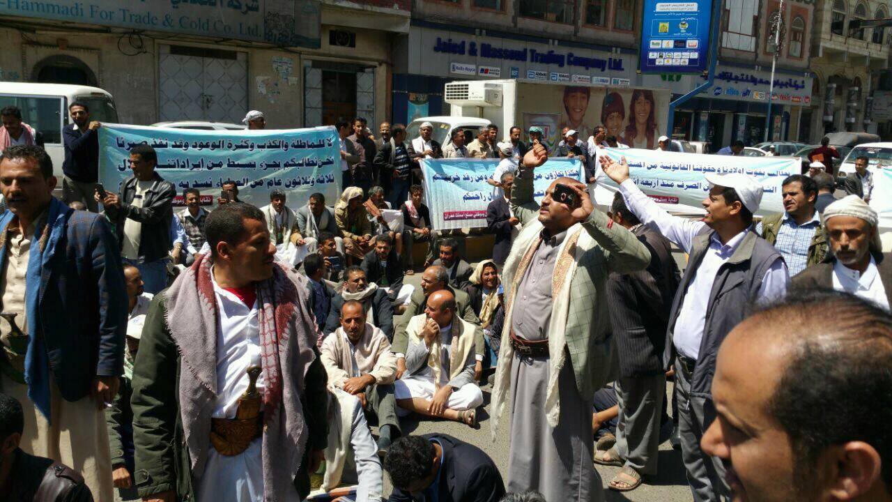 تظاهرات للعاملين فى صنعاء للمطالبة براوتبهم وجماعة الحوثي ترد باختطاف العشرات