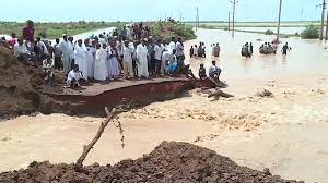 مروحيات للجيش السوداني تمد العالقين في الفيضانات بالمساعدات
