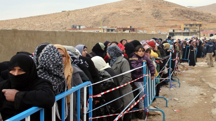 عودة مئات النازحين السوريين من الأراضي اللبنانية إلي موطنهم في قوافل