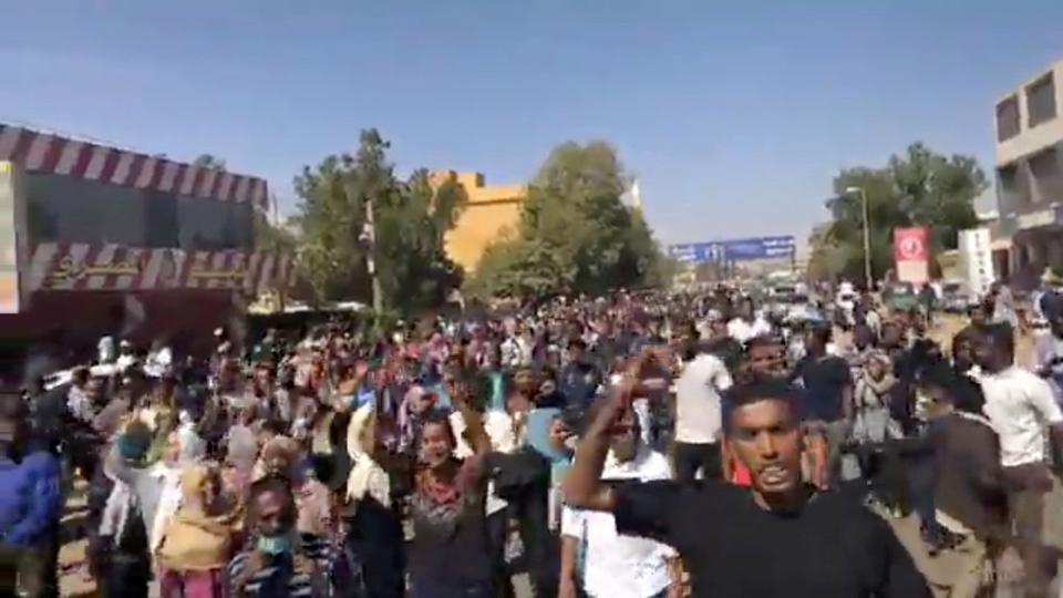 دعوات لتصعيد الاحتجاجات المسائية بالمدن السودانية