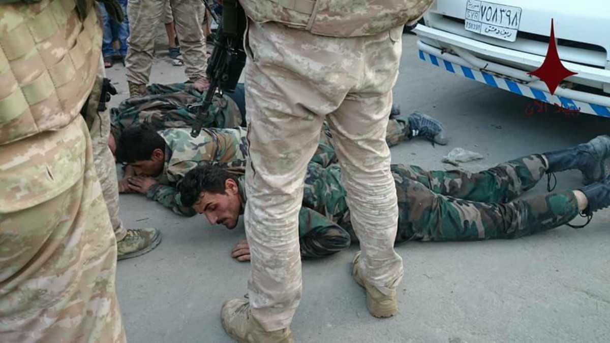 صور مذلّة لمقاتلي الأسد بعدما اعتقلهم الروس بجرم سرقة!