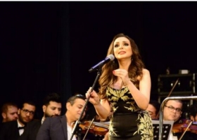 الجمهور يشتم أنغام وينسحب.. ومدير أعمالها كسّر الكاميرات!