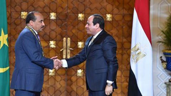 السيسي يمنح رئيس موريتانيا أرفع وسام مصري
