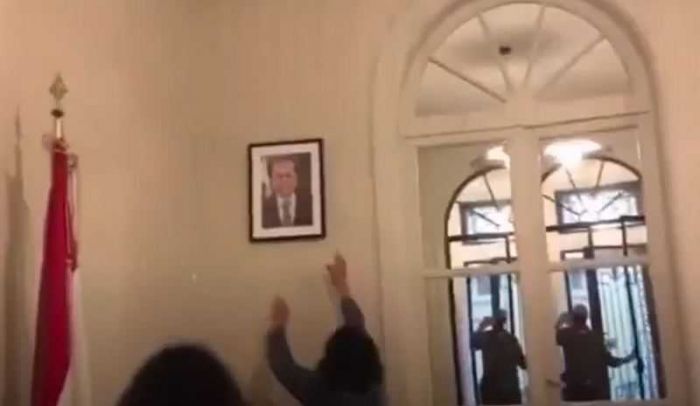 اقتحام القنصلية اللبنانية في فرنسا وتحطيم صور الرئيس
