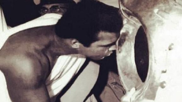 أشهر 10 صور لمحمد علي كلاي بينها تقبيله للحجر الأسود