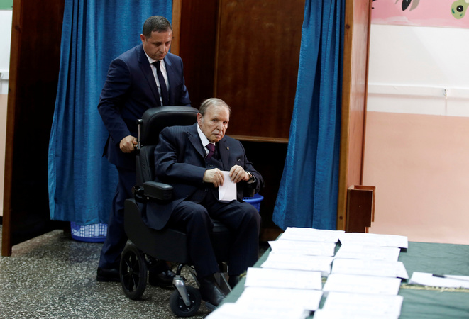 الجزائر: “بوتفليقة” وافق علي تسليم السلطة لرئيس منتخب
