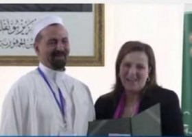 الجزائر: إمام مسجد يثير الجدل بتقبيله وزيرة