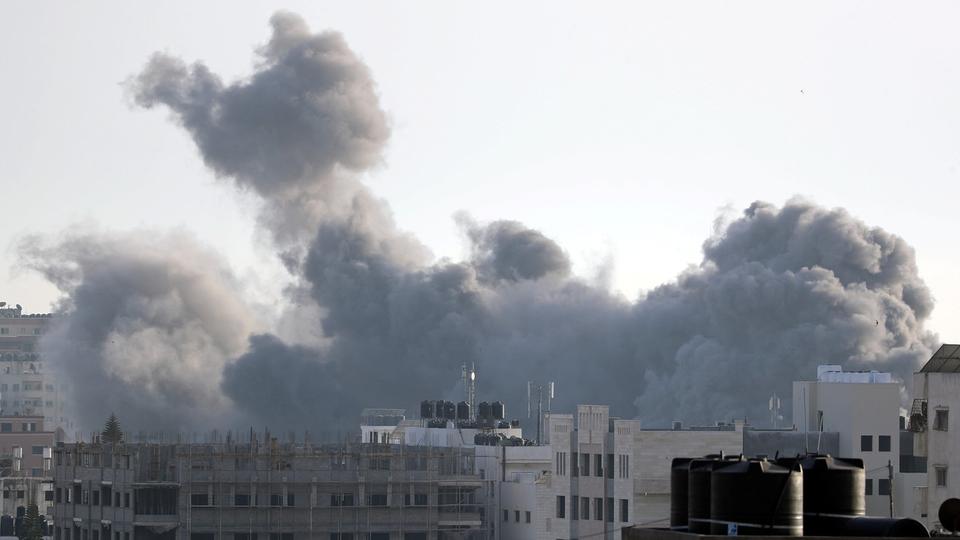 غزة.. إسرائيل تستهدف القطاع بأكثر من 300 غارة