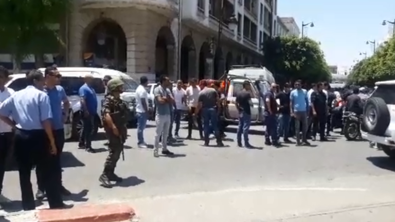قتيل و12 جريحا بتفجيرين انتحاريين وسط العاصمة التونسية