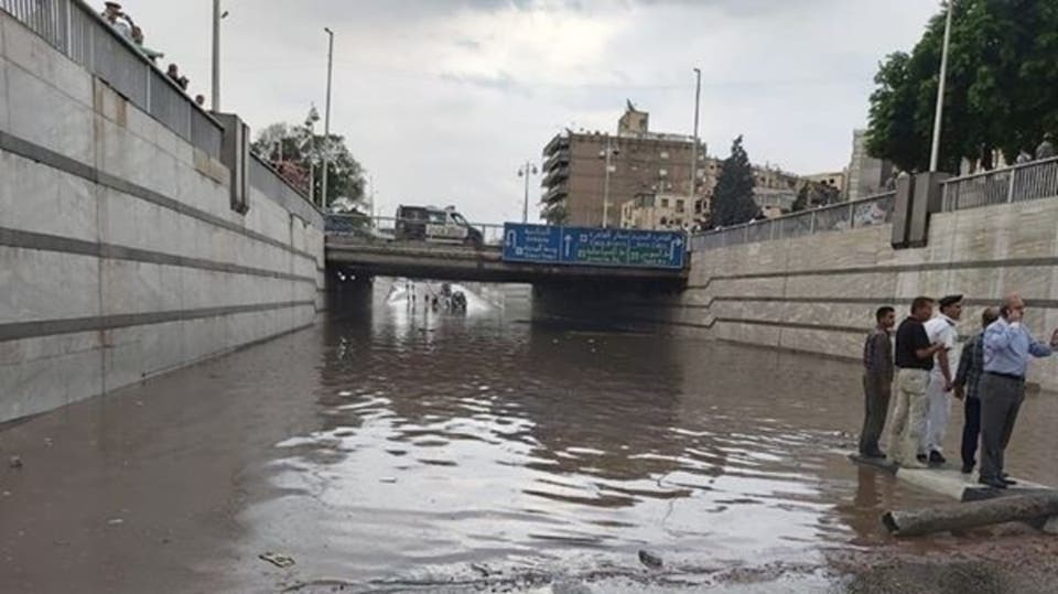 الأمطار تغرق شوارع مصر وتقفل المدارس في 3 محافظات