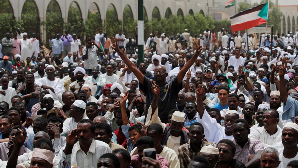 الاعتصام مستمر.. السودانيون يطلبون تسليم السلطة للمدنيين