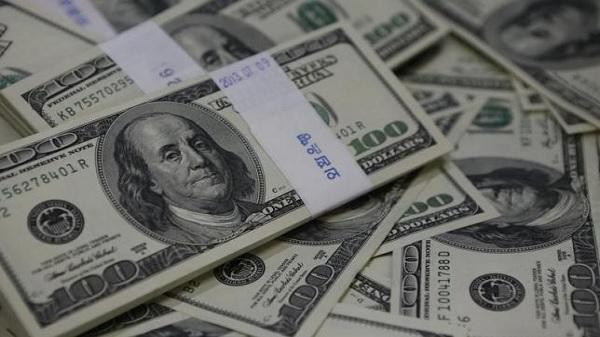 تراجع الدولار الأميركي ترقبا للكشف عن توجهات الفائدة