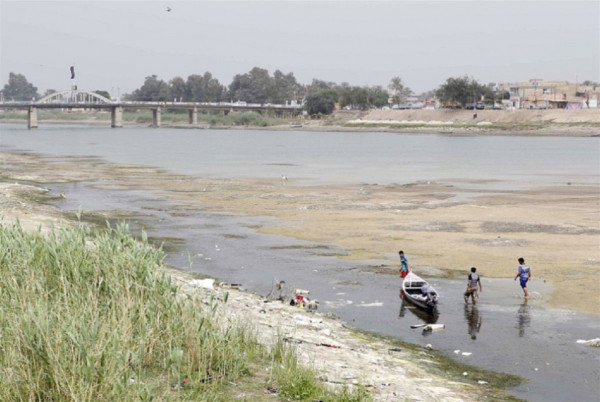 العراق يتهم إيران بقطع مياه نهرين عن أراضيه