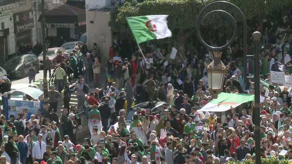 الجزائر.. معارضون يحضون الجيش على لعب دور دستوري