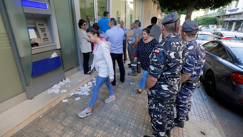 مصارف لبنان ترخي قبضتها.. والناس “حبسوا أموالنا”
