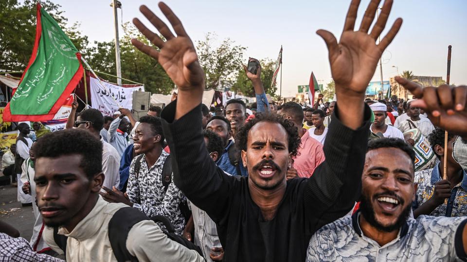 السودان.. قوى الحرية تتمسك بالاعتصام و”المتاريس”