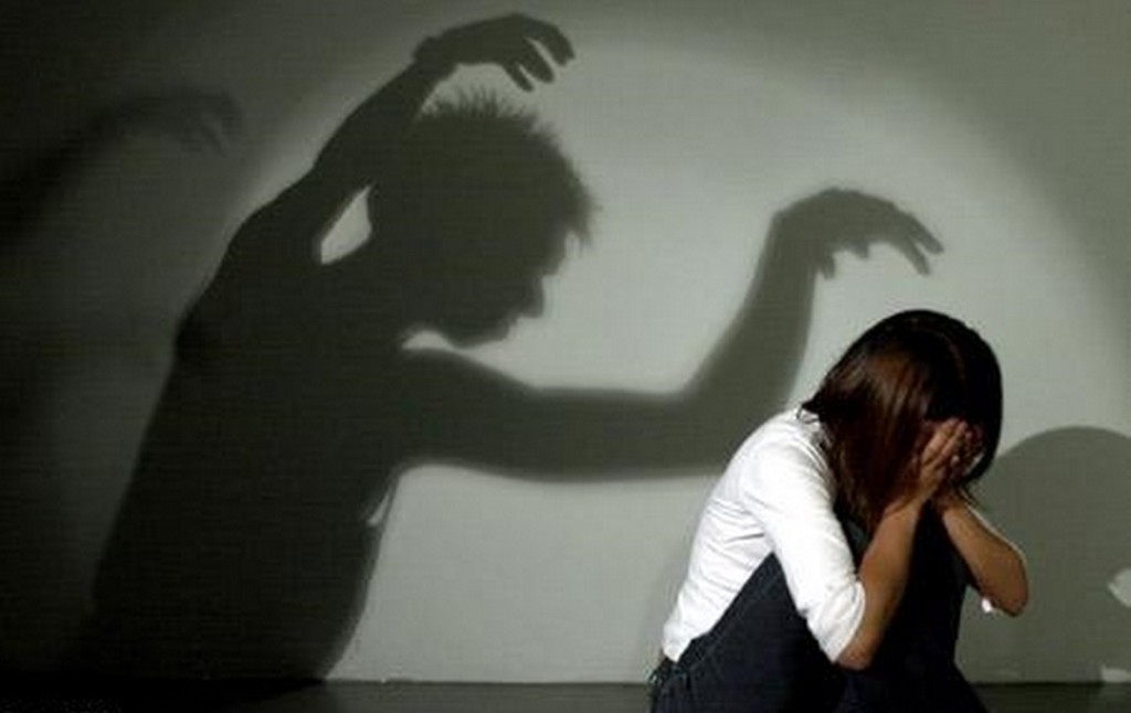 استغل ذكائه للايقاع بالفتيات فواجه 44 تهمة منها 21 اغتصاب