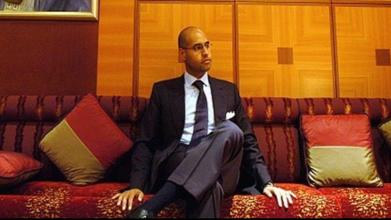 مشهد يرصد مغادرة سيف الإسلام القذافي مقر مفوضية الانتخابات في سبها