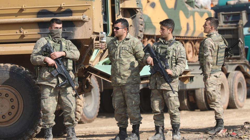 إصابة 25 جندياً تركياً وفقدان 7 إثر انفجار قذيفة